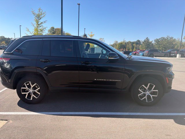 Used 2023 Jeep Grand Cherokee Limited w/ Trailer Tow Prep Group (B) AWD/4WD image 6