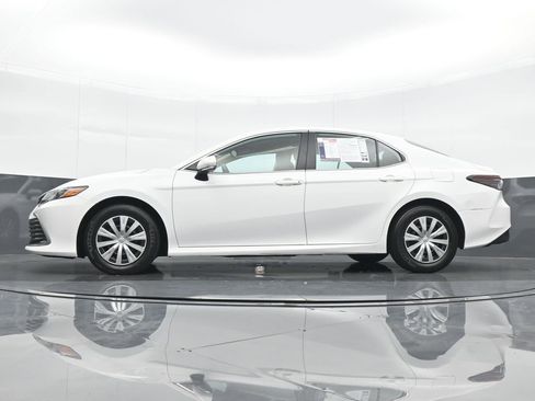 Used 2022 Toyota Camry LE image 10