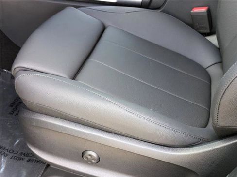 Used 2025 Mercedes-Benz GLB 250 4MATIC image 4