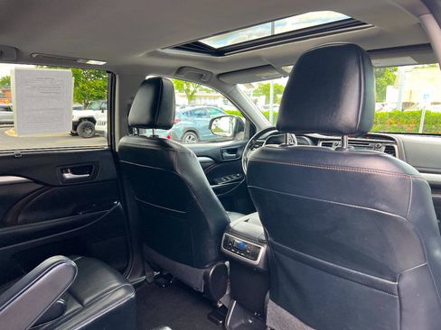 Used 2017 Toyota Highlander XLE w/ Carpet Mat Package AWD/4WD image 32
