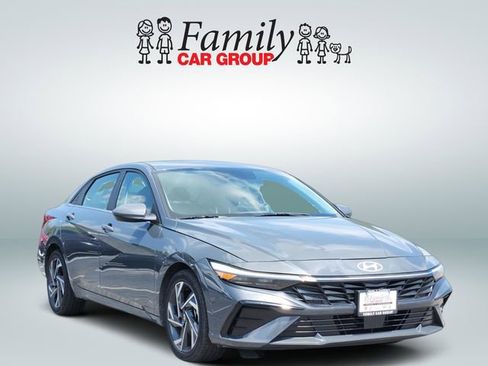 Used 2025 Hyundai Elantra SEL FWD image 2
