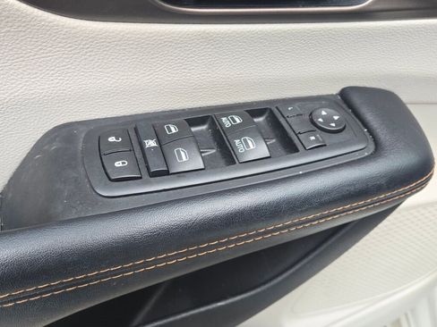 Used 2017 Chrysler Pacifica Touring-L w/ Tire & Wheel Group image 19