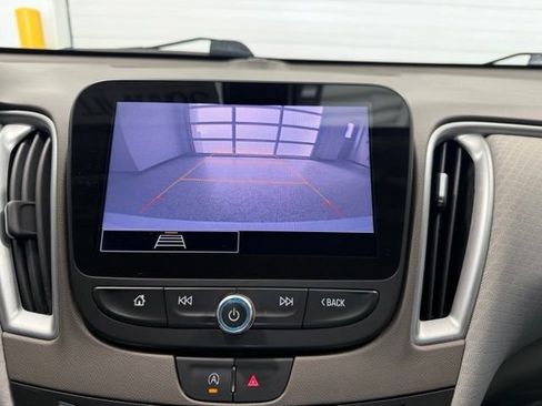 Used 2022 Chevrolet Malibu LT FWD image 17