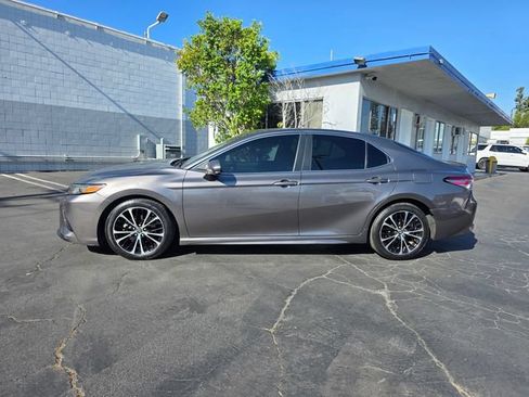 Used 2019 Toyota Camry SE w/ Carpet Mat Package FWD image 4