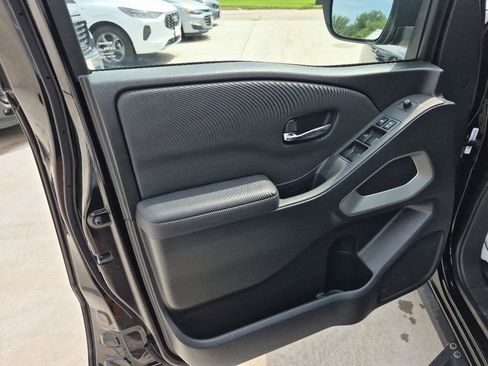 Used 2022 Nissan Frontier SV AWD/4WD image 14
