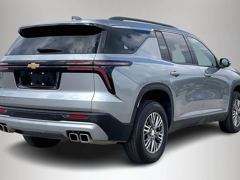 Used 2025 Chevrolet Traverse LT image 5