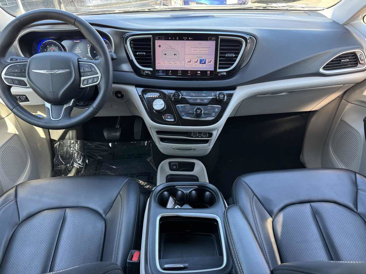 Used 2023 Chrysler Pacifica Touring-L FWD image 20