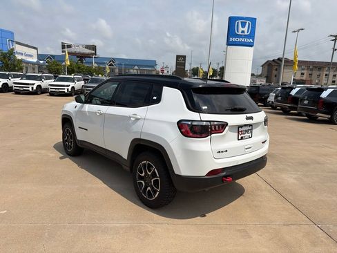 Used 2025 Jeep Compass Trailhawk AWD/4WD image 8