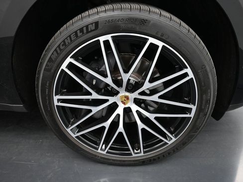 Used 2025 Porsche Macan image 12
