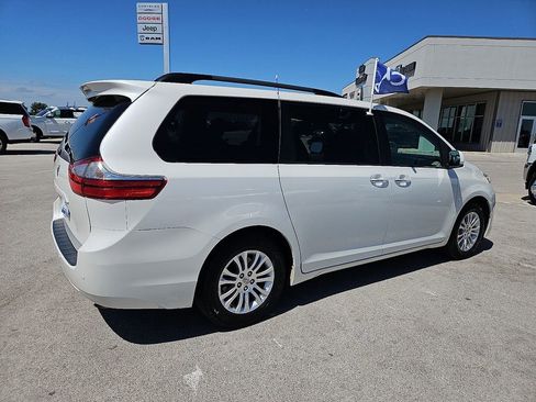 Used 2017 Toyota Sienna XLE w/ XLE Navigation Package FWD image 8