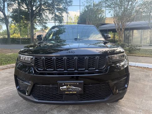 Used 2024 Jeep Grand Cherokee Altitude image 2