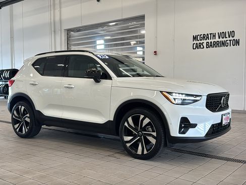 Used 2025 Volvo XC40 B5 Ultra AWD/4WD image 3