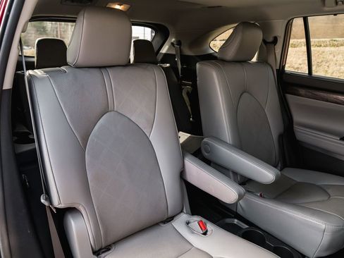 Certified 2021 Toyota Highlander Platinum image 30