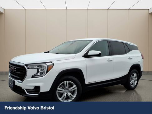 Used 2024 GMC Terrain SLE image 1
