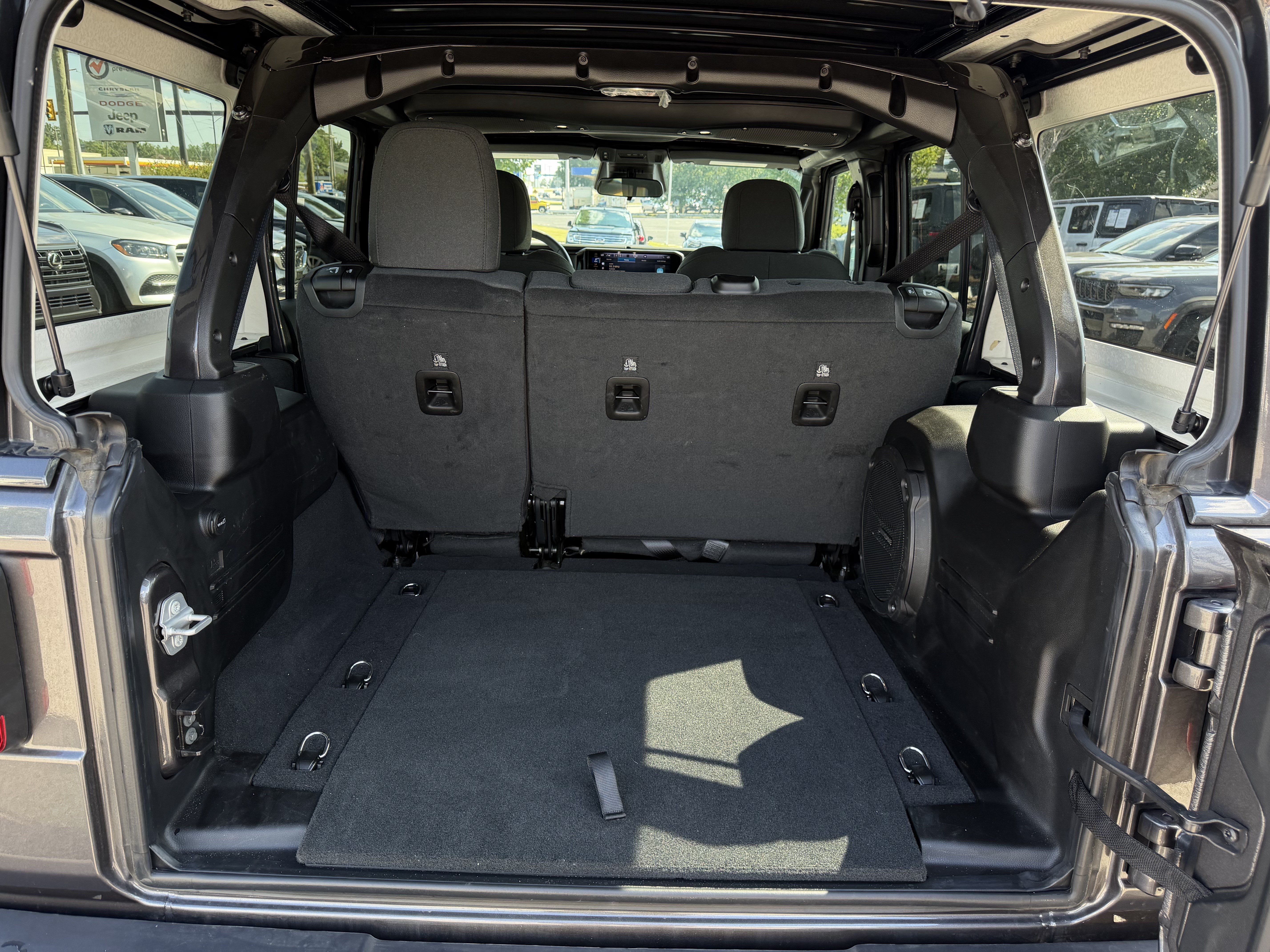 Used 2026 Jeep Wrangler Unlimited Sahara AWD/4WD image 34