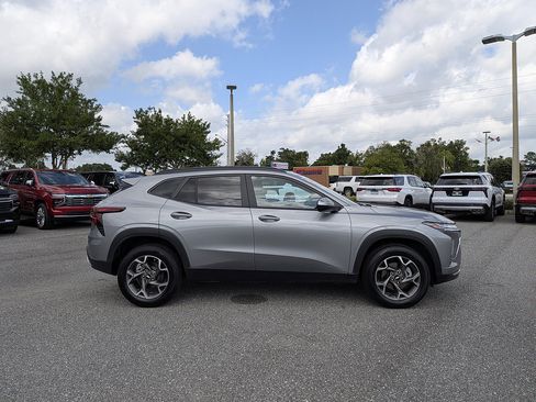 Certified 2025 Chevrolet Trax LT w/ LT Convenience Package FWD image 2