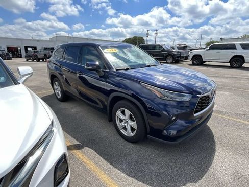 Used 2022 Toyota Highlander LE AWD/4WD image 2
