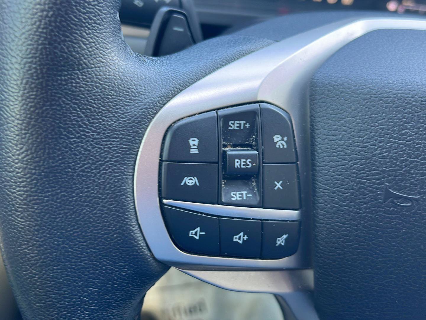 Used 2021 Ford Explorer Limited w/ Equipment Group 301A AWD/4WD image 12
