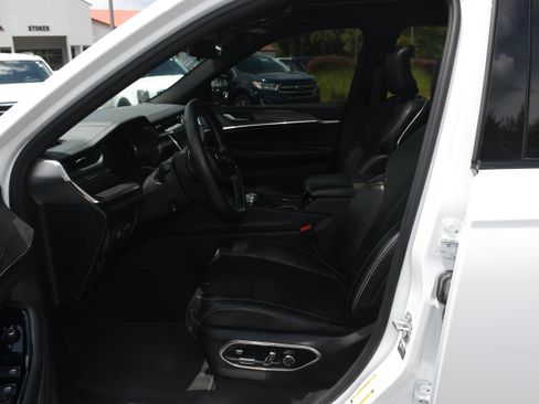 Used 2022 Jeep Grand Cherokee Overland w/ Luxury Tech Group IV RWD image 7