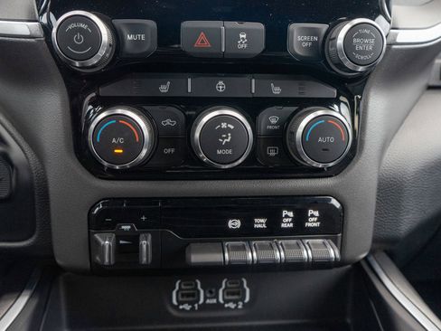 Used 2019 RAM 2500 Big Horn w/ Night Edition AWD/4WD image 19