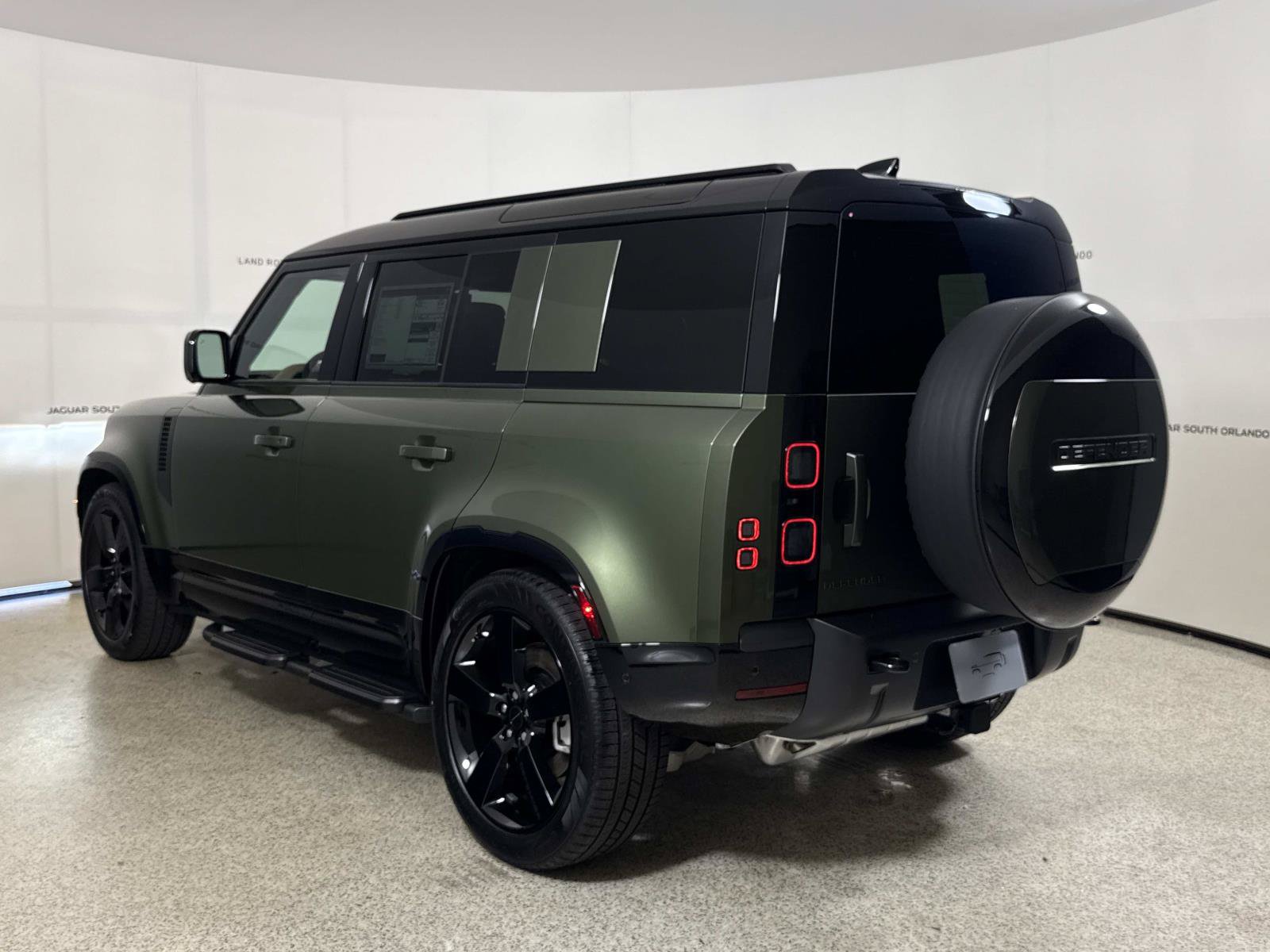 New 2026 Land Rover Defender 110 X-Dynamic SE AWD/4WD image 3