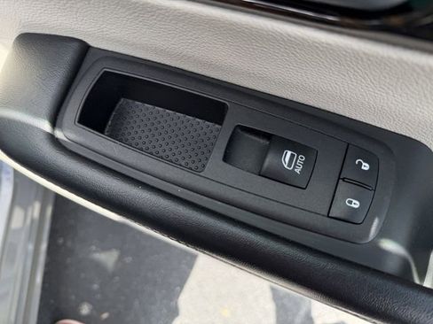 Used 2023 Chrysler Pacifica Limited FWD image 43