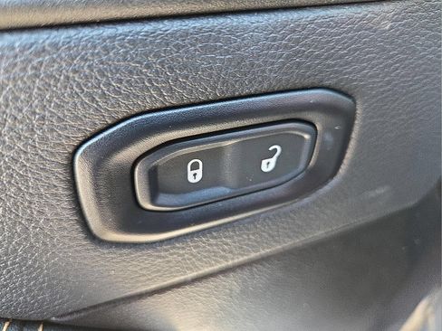 Used 2025 Jeep Wrangler Unlimited Sahara AWD/4WD image 15