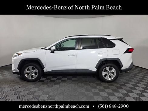 Used 2021 Toyota RAV4 XLE w/ Convenience Package FWD image 3
