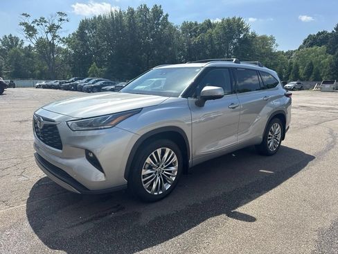 Used 2025 Toyota Highlander Platinum AWD/4WD image 9