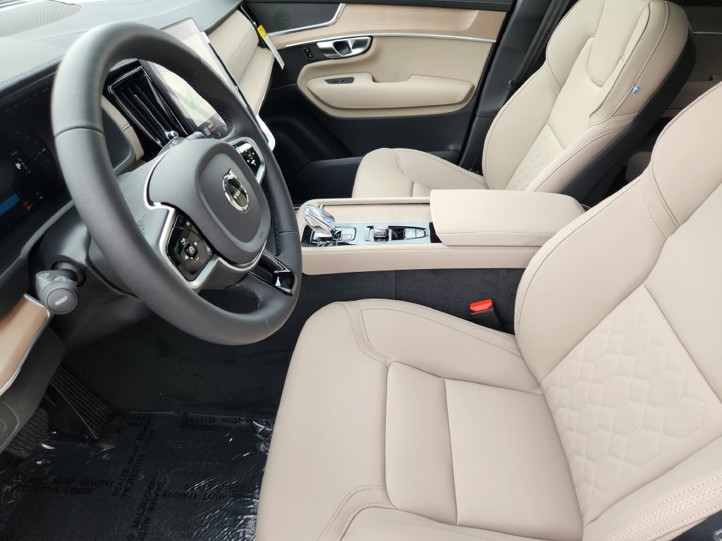 New 2026 Volvo XC90 T8 Plus w/ Protection Package AWD/4WD image 4