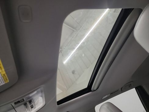 Used 2019 Toyota Highlander XLE image 24