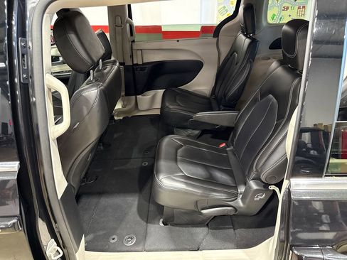 Used 2023 Chrysler Pacifica Touring-L FWD image 98