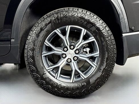 Used 2025 GMC Acadia AT4 w/ Super Cruise Package image 35