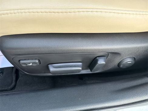 Used 2016 Toyota Avalon Limited image 27