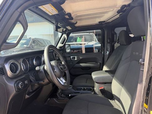 Used 2023 Jeep Gladiator Overland AWD/4WD image 8