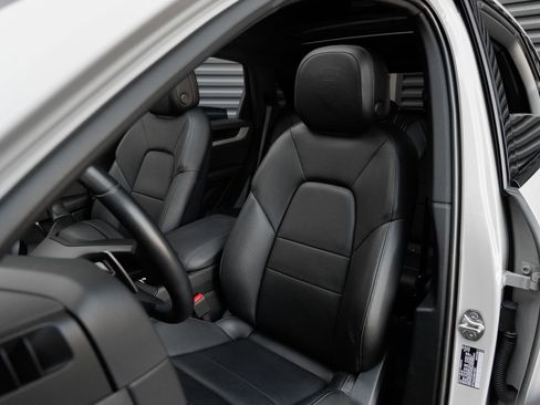 Certified 2024 Porsche Cayenne AWD/4WD image 5