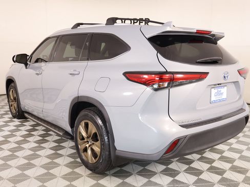 Used 2022 Toyota Highlander Bronze Edition FWD image 24