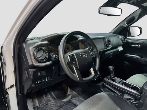 Used 2021 Toyota Tacoma TRD Off-Road w/ Technology Package AWD/4WD image 9