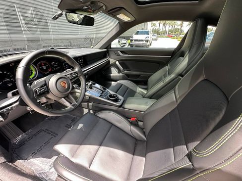 Certified 2024 Porsche 911 Carrera 4 AWD/4WD image 4