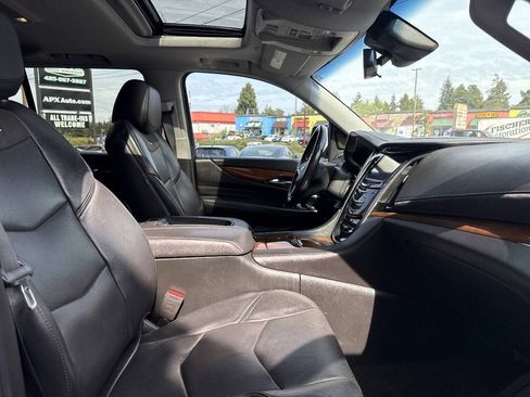 Used 2018 Cadillac Escalade Luxury AWD/4WD image 14