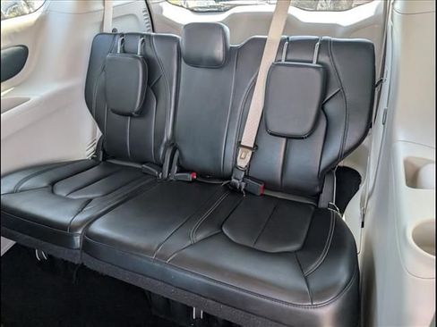 Used 2023 Chrysler Pacifica Touring-L FWD image 11