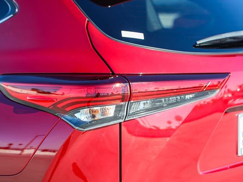 Used 2020 Toyota Highlander LE image 9