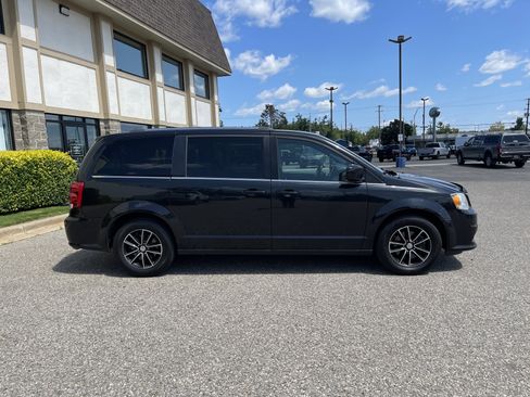 Used 2019 Dodge Grand Caravan SXT FWD image 3