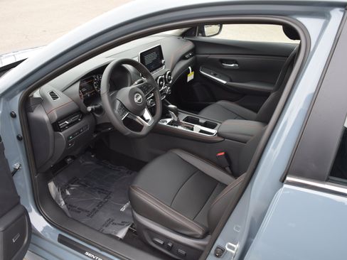 Used 2025 Nissan Sentra SR w/ SR Premium Package FWD image 13