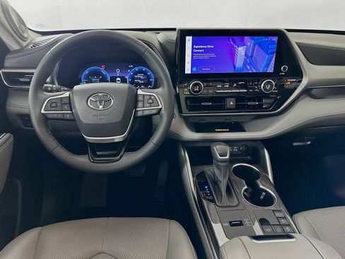 Used 2023 Toyota Highlander Platinum FWD image 23