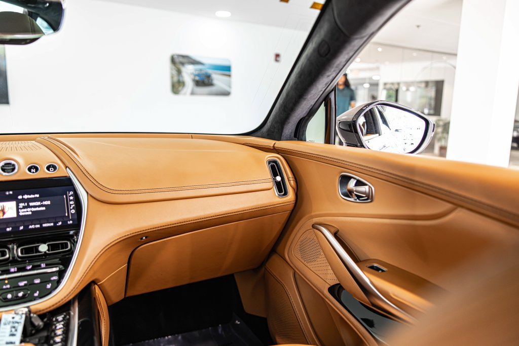 Used 2021 Aston Martin DBX AWD/4WD image 40
