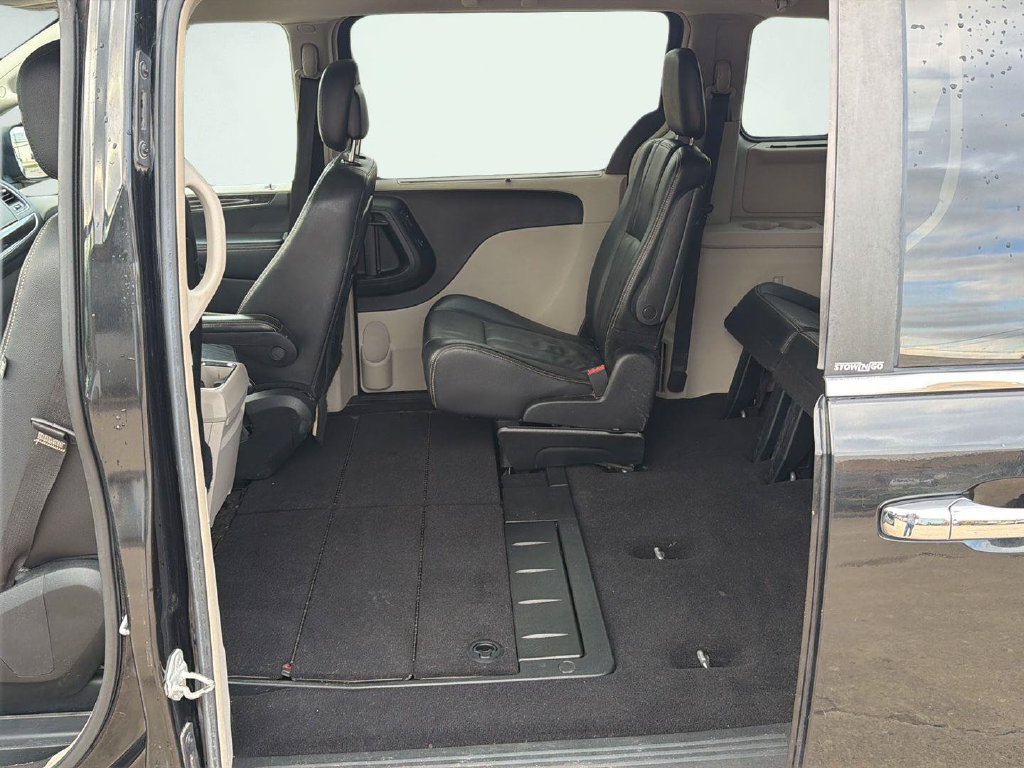 Used 2012 Chrysler Town & Country Touring-L w/ Entertainment Group #2 FWD image 22