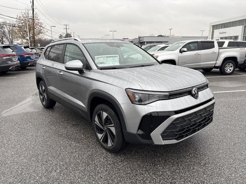 New 2026 Volkswagen Taos SE image 3