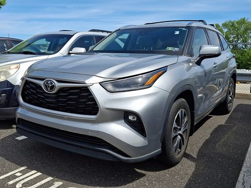 Used 2021 Toyota Highlander XLE AWD/4WD image 3