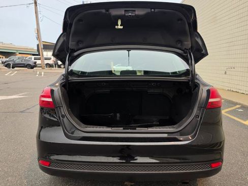 Used 2017 Ford Focus SE FWD image 9
